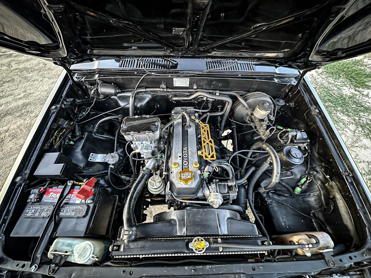 22RE four-cylinder engine