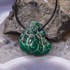 Malachit Anhänger, Edelsteinanhänger (13415), Nugget, Rarität, Naturstein