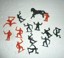 LOT OF 14 PLASTIC ARMY MEN TOY SOLDIERS RED vs BLACK PIRATES S-72