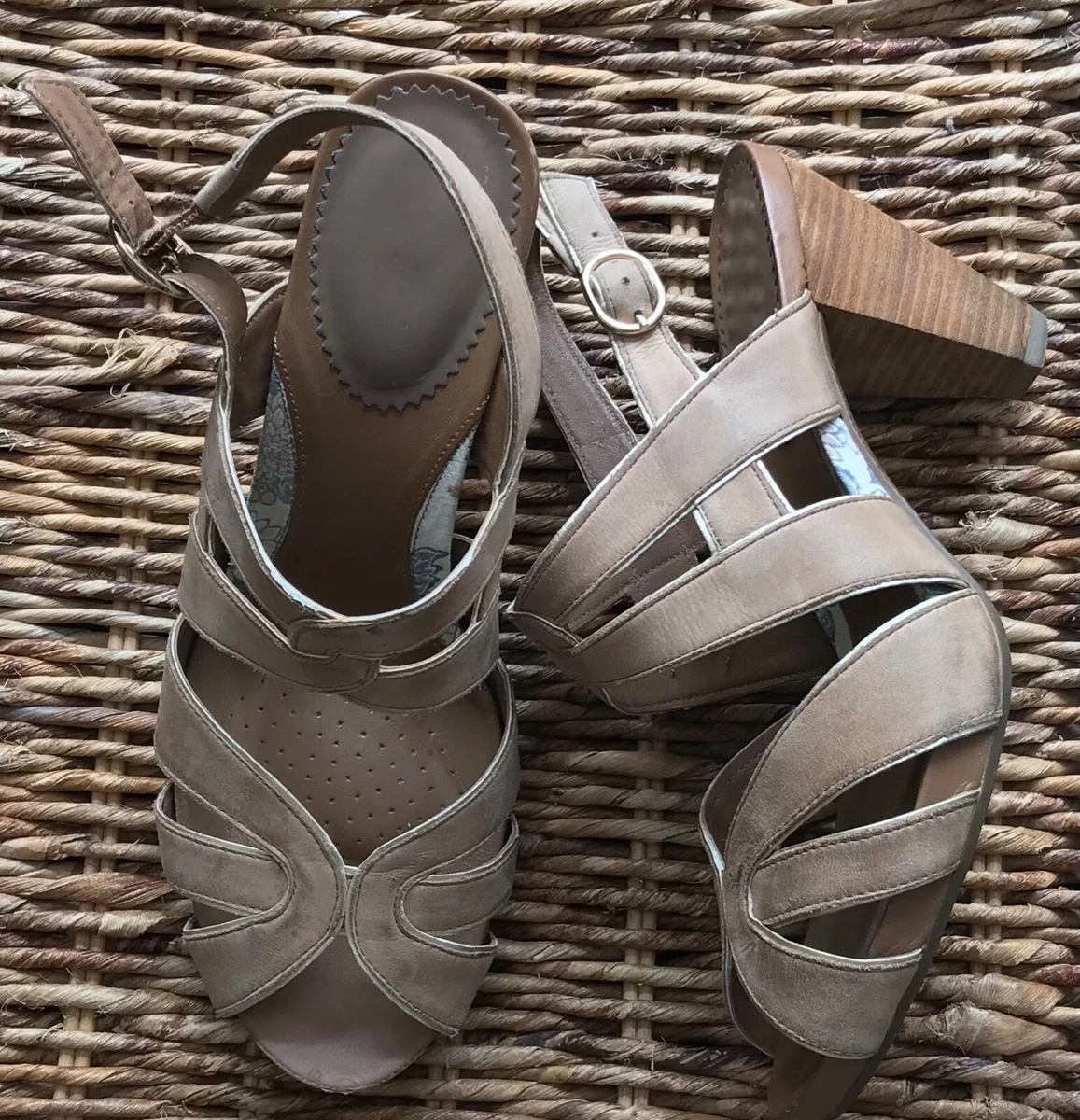 CLARKS SOFTWEAR beige suede stylish gold leather piping elegant