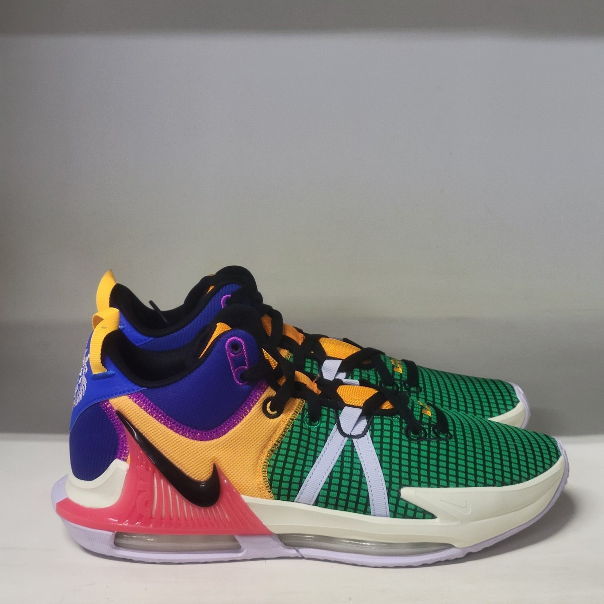 Nike LeBron Witness 7 Vivid Purple/Sea Coral/Oxygen Purple Mens