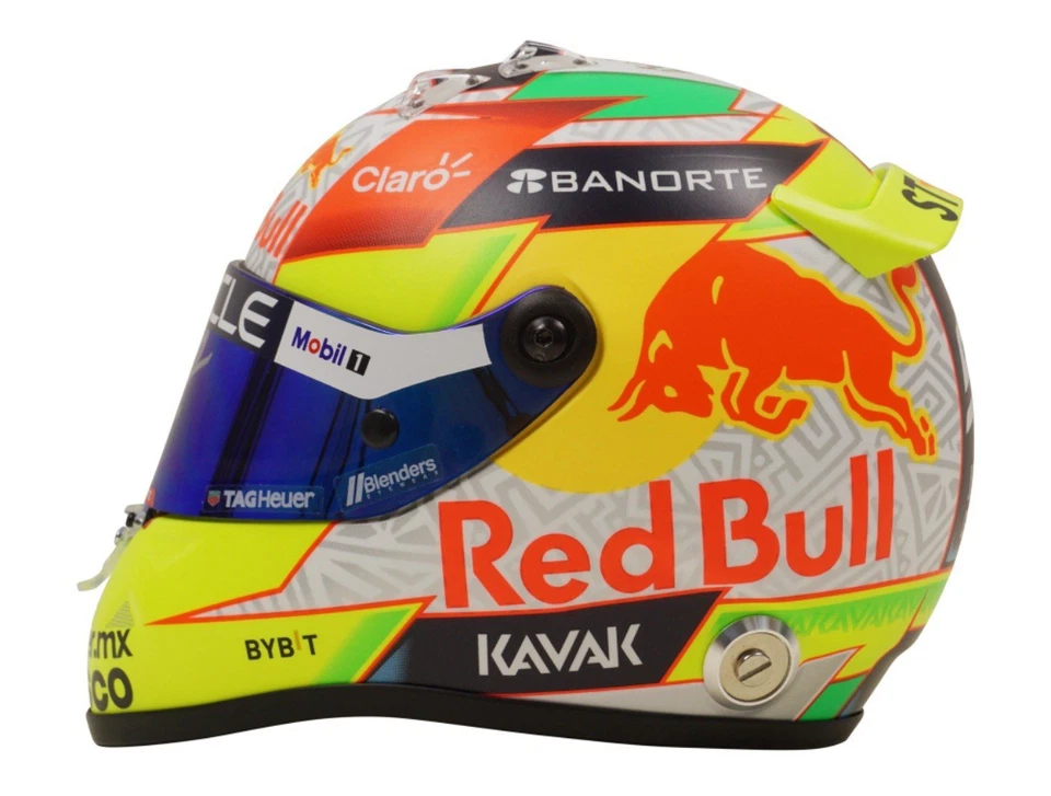 Capacete RedBull de Fórmula 1 2023 assinado por Sergio Perez escala 1:2 com certificado de autenticidade Beckett - Imagem 2 de 4