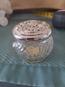 VINTAGE AVON JAR RICH MOISTURE (BIN YY)