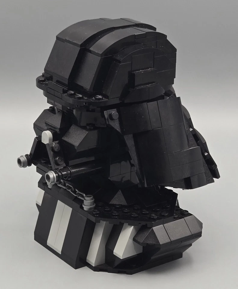LEGO 75227 - Star Wars - Darth Vader Bust - Image 3 of 4