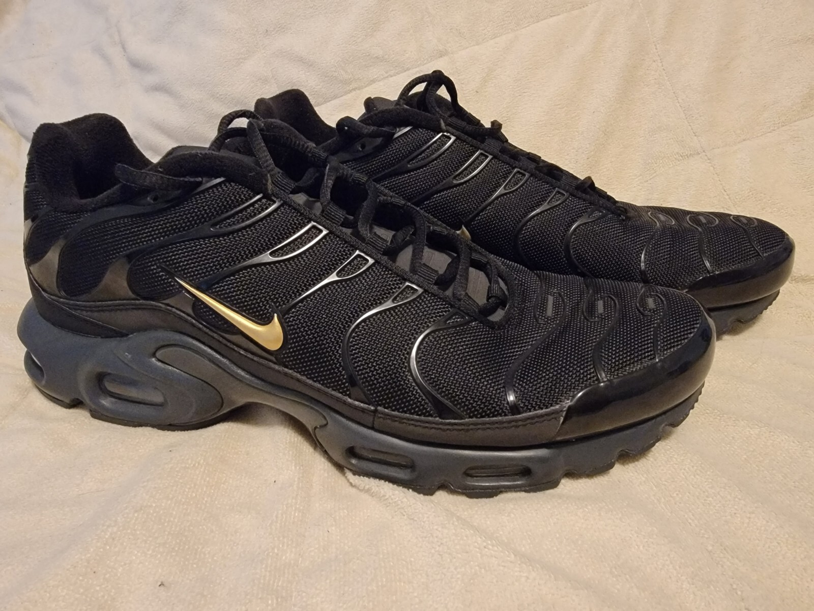 nike air tn black and gold