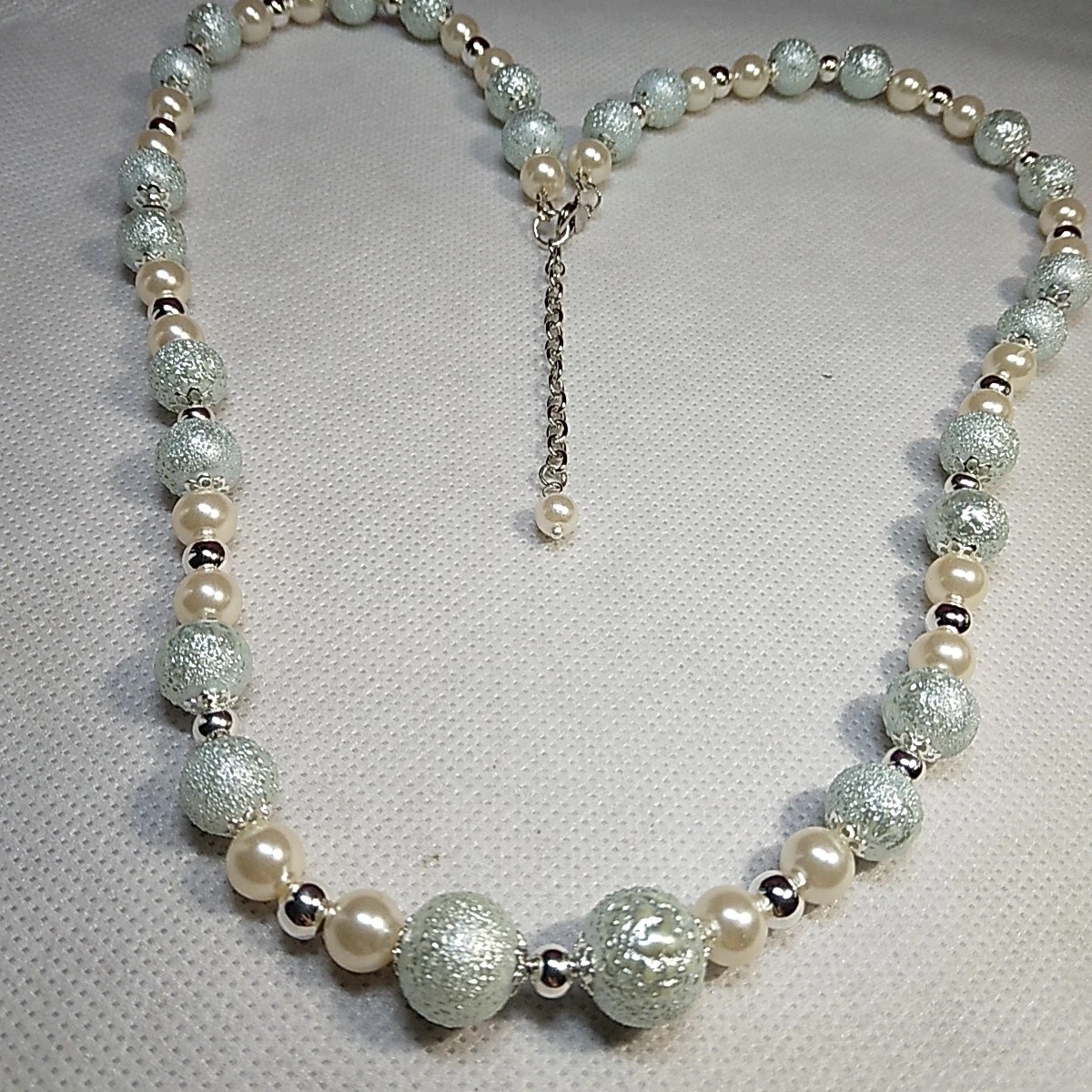 OFF WHITE Collana con perle di vetro bianco sporco verde menta 23 pollici tono argento artigianale