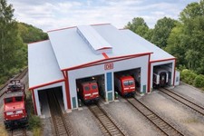 HO/1:87 Lokhalle / Wagenhalle / Wagenwerkstatt  mit Anbauten Kartonmodellbausatz