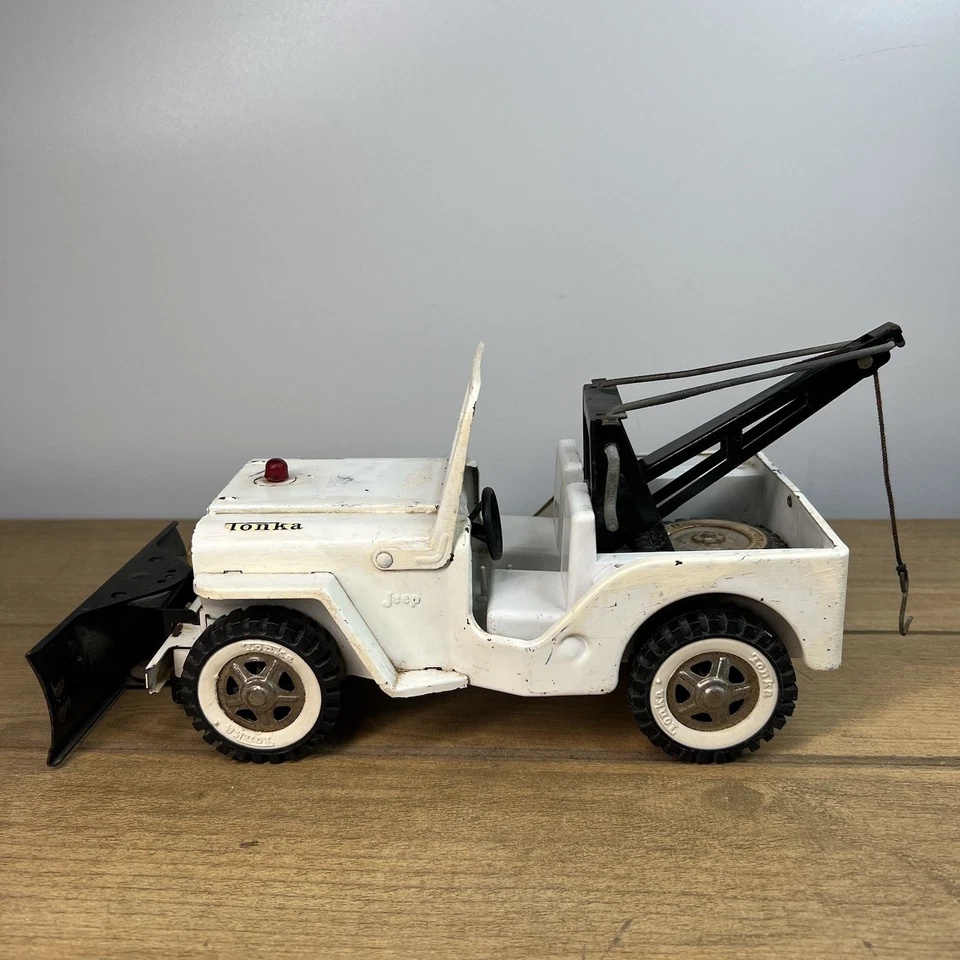 Vintage Tonka White Jeep AA Wrecker Snowplow Tow Hook - Image 3 of 4
