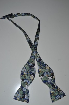 Krawattenhalter dunkelblau Seide selbstbinden Fliege mit Blumenmuster