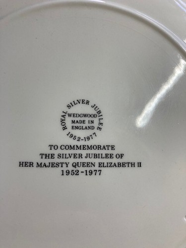Wedgwood Royal Silver Jubilee 1952-1977 Commemorative 10" Plate - Picture 4 of 4