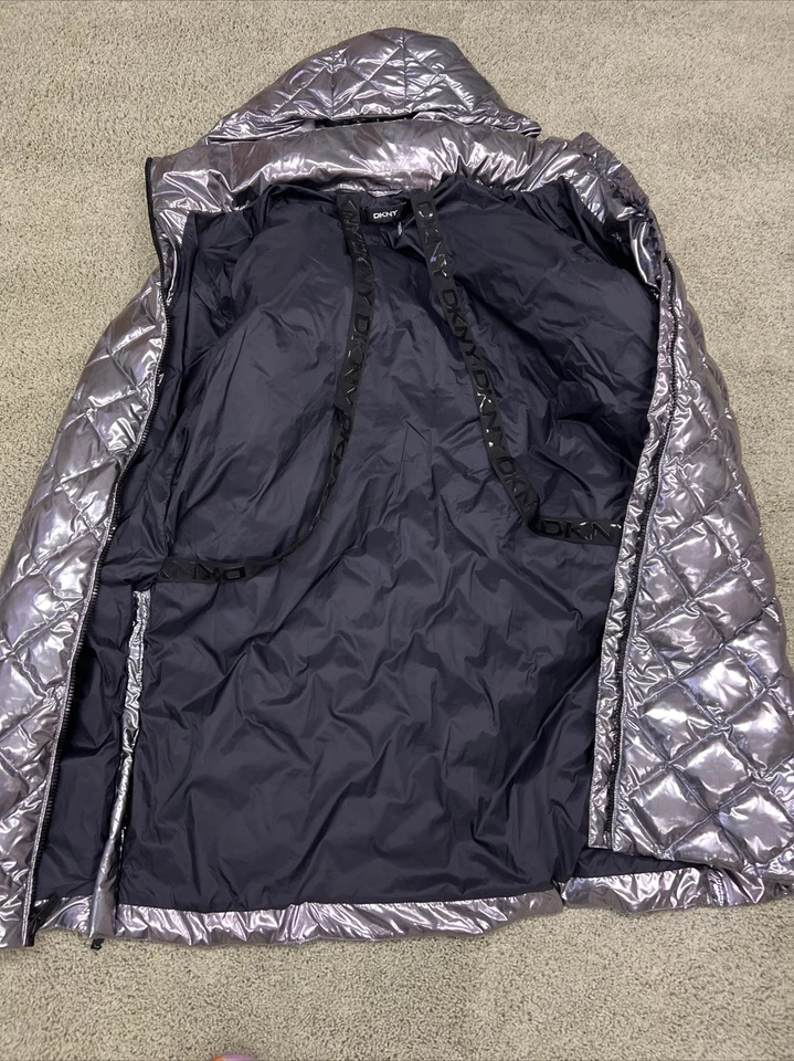 Abrigo acolchado largo con capucha para mujer Dkny con tirantes interiores XL en peltre Foto 2 de 4