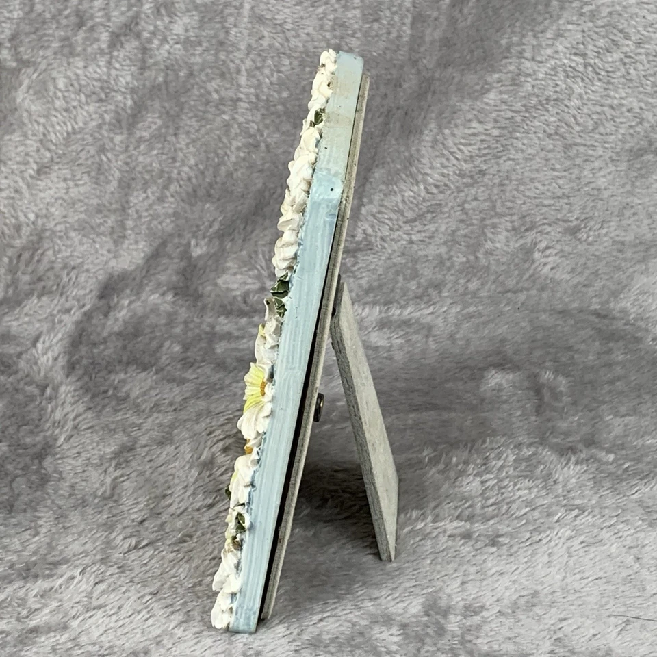 Vintage Daisy Picture Frame Resin Flower Holds 4.5” X 5.5” Approx Photo Frame - Image 3 of 4