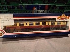 Bachmann 34-375 63' Thompson 2nd corridor crimson/cream coach BR Mid. OO gauge.
