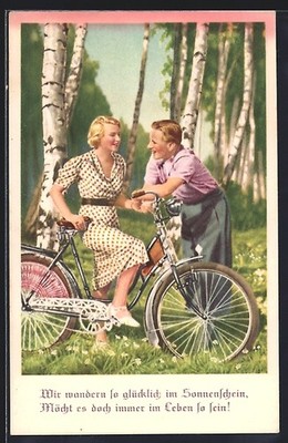 AK Ein junges Paar mit Fahrrad im Wald, Wir wandern so glücklich im Sonnenschei 