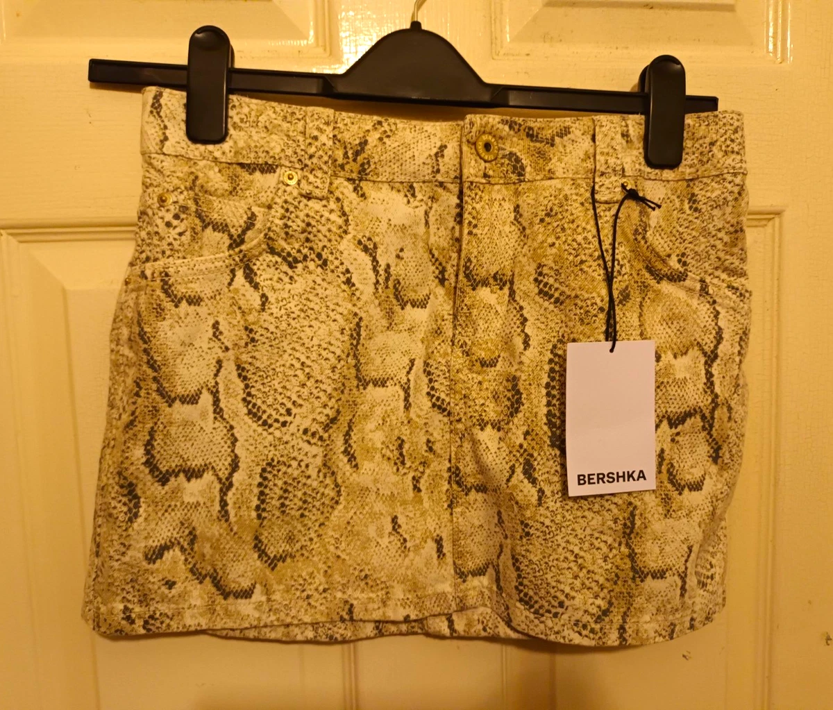 Minifalda Bershka Piel de Serpiente Beige/Negro Talla M Bolsillos Cierre Botón