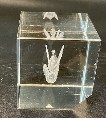 1,5" massiver Glas Briefbeschwerer mit lasergeätzten Liebesschwänen und magnetischem rotem Etui - Bild 8 von 12