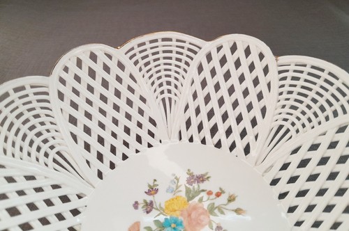 White porcelain lattice woven bowl hand-painted signed Daphne Voysey W7in 17.8cm - Picture 5 of 17