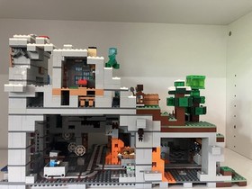 100% COMPLETE w/ Instructions  LEGO Minecraft The Mountain Cave (21137) No box