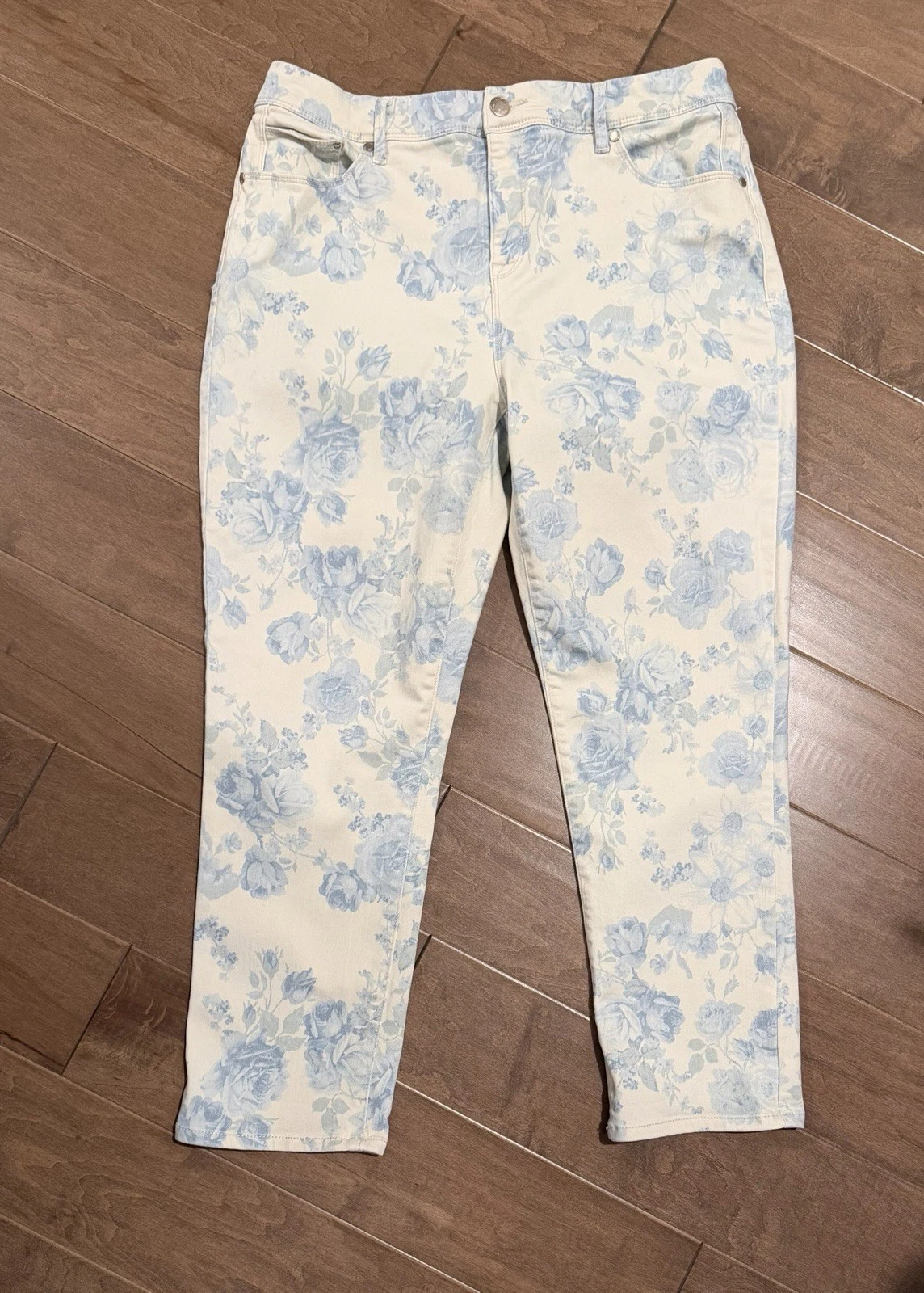 EUC Chicos So Slimming Cropped Pants Women's 2 12 L White & Light Blue Floral