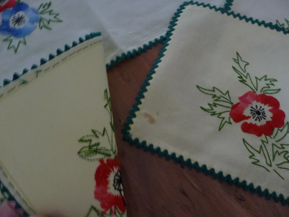 Linge ancien Centre de table + 11 Napperons  lin jaune brodés fleurs  ( ref 16 ) - Photo 4/4