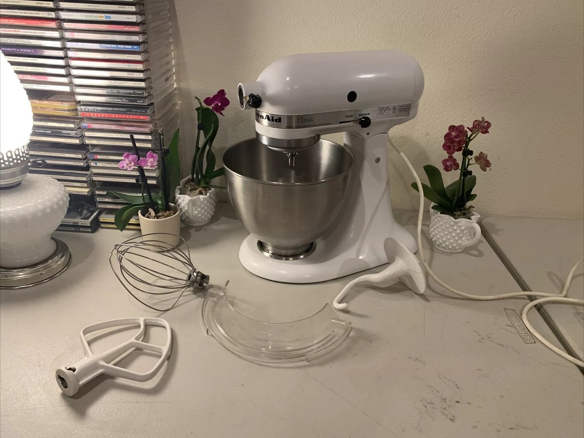 White KitchenAid Classic Tilt-Head Stand Mixer Works Great +Accessories  VG+Shape