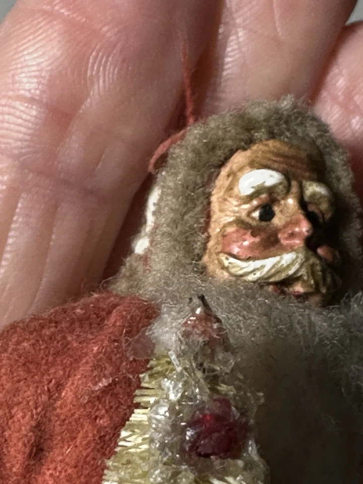 Antiguo adorno de Papá Noel hecho a mano cuerpo de fieltro pintado con árbol Foto 2 de 4