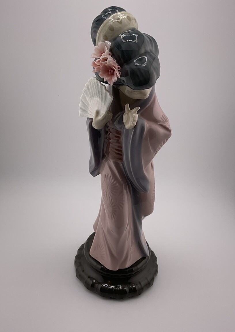 Lladro Figurine CHRYSANTHEMUM Timid Japanese Geisha Girl #4990
