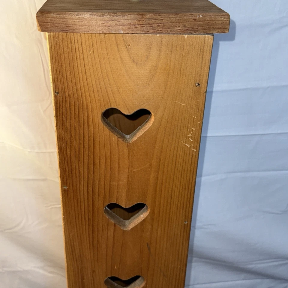 Soporte de papel higiénico vintage hecho a mano de madera maciza recortado en corazón núcleo de cabaña Foto 2 de 4