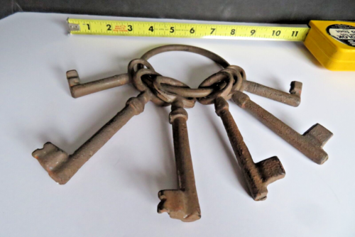 VINTAGE SKELETON KEY RING WITH 6 KEYS Maybe a MOVIE PROP - Picture 1 of 12
