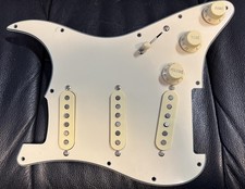 Fender Vintera-Tonabnehmer (Stratocaster) fertig verdrahtet auf Pickguard beige