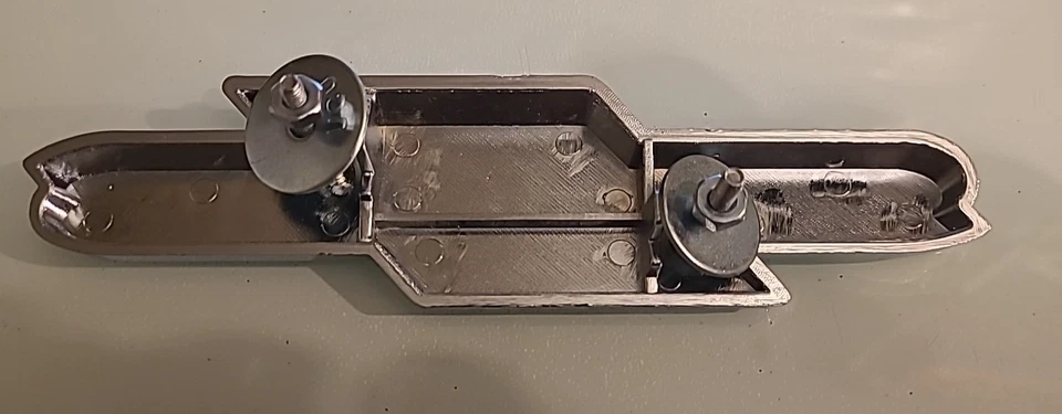 Emblema parrilla Datsun 510 1600 SPORTS Foto 3 de 3