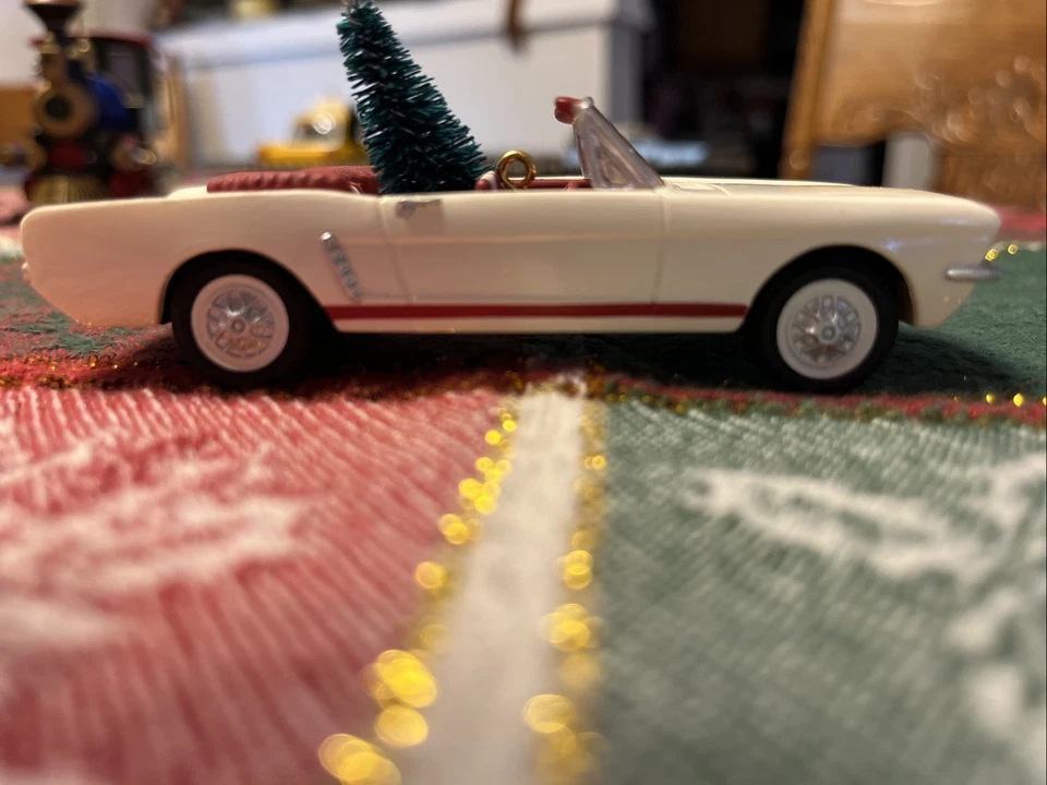 Hallmark 1992 adorno con Ford Mustang 1966 convertible con árbol de Navidad Foto 2 de 4