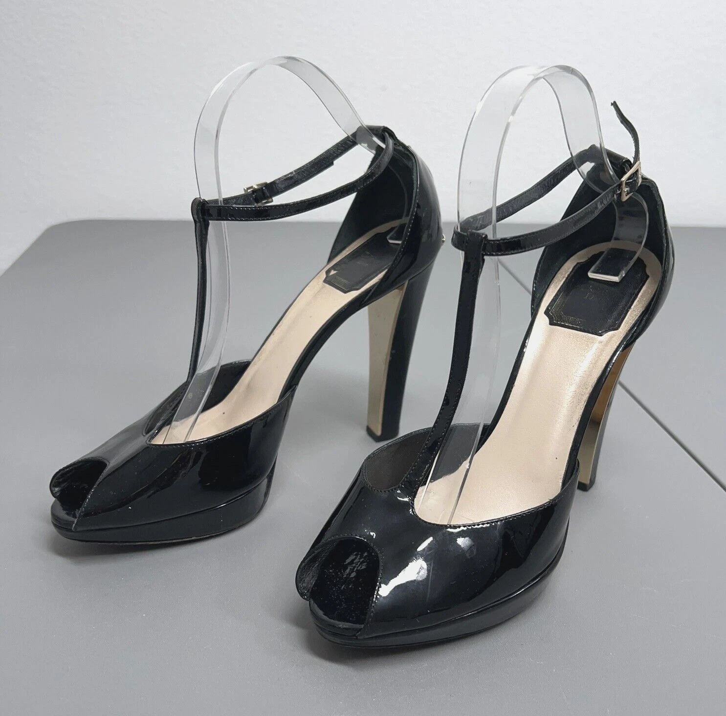 Escarpins bout ouvert en cuir breveté Christian Dior Eu 39 Us 8 sangle en T noire