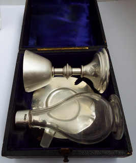 LOVELY CONDITION CASED ENGLISH ANTIQUE 1899 STERLING SILVER HOLY COMMUNION SET