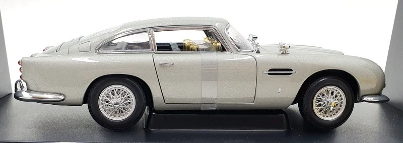 Autoart 1/18 Scale 70021 - Aston Martin DB5 W/ Weapons 007 James Bond Goldfinger - Image 4 of 4