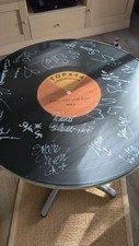 AUTOGRAMM-TISCH - WDR 4 Top 444 - Schallplatten Tisch mit Autogrammen - Unikat