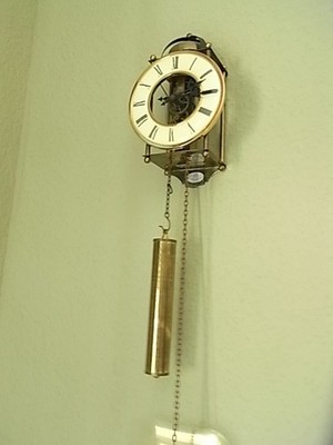 Wanduhr Skeletuhr Tempus Fugit mit Pendel und Schlag