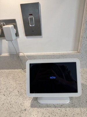 Amazon Echo Show 8 1. Gen Weiß C7H6N3 - mit Ständer