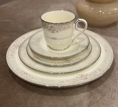 Noritake Newcastle 4775 Fine China   5-Piece Place Setting (Service for 1)