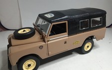 UNIVERSAL HOBBIES 1/18 LAND ROVER  "CAMEL TROPHY " SANS BOITE BM