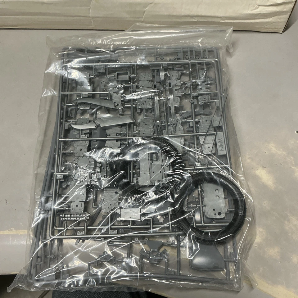 Heller - HONDA 950 SS - NUOVO - Kit Da Montare 1/8 Moto Vintage N. 985 - Immagine 3 di 4