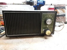 Vintage GENERAL ELECTRIC Solid State Radio