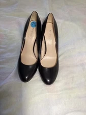 women’s nine west black leather pumps, excellent condition 