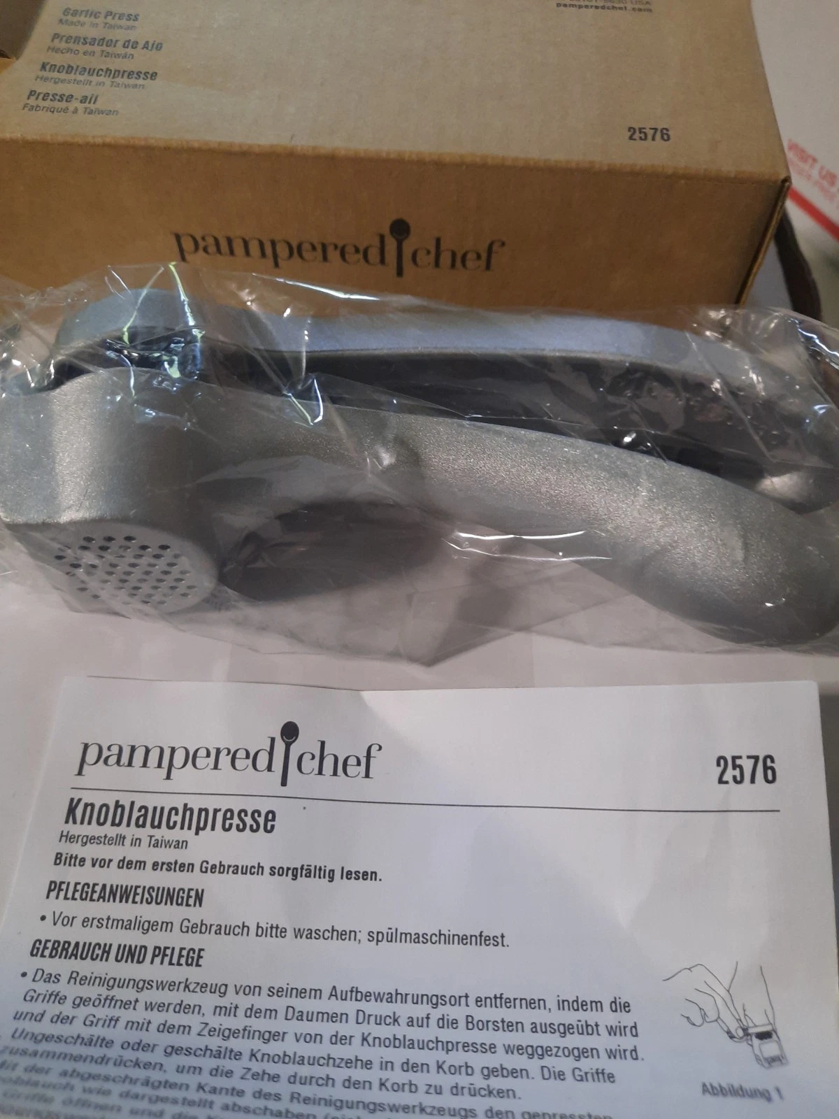 Pampered Chef Garlic Press #2576 With Cleaning Tool ~ New In Box