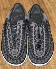 KEEN UNEEK SNK SHOES BLACK  GRAY WOMEN  S 9.5