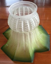 TULIPE ABAT JOUR DE LAMPE OU LUSTRE VERRE OPAQUE ET VERT A MOTIF GEOMETRIQUE
