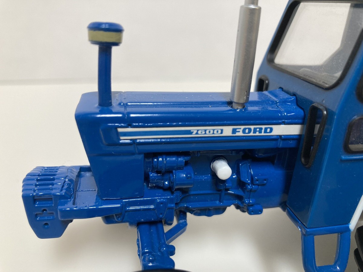 Britains Trattore Ford 7600 Con Ruote Doppie – Modello Pressofuso Scala 1:32, Replica Dettagliata, Colore Blu E Bianco, Anno 1969
