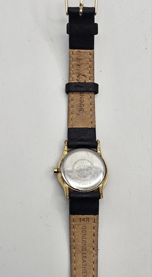 Reloj de cuarzo giratorio para mujer tono dorado correa de cuero genuino negro esfera romana Foto 4 de 4