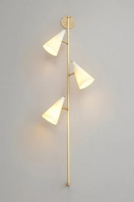 Aplique de pared de latón moderno de mediados de siglo-3 sombra de cono de luz - Imagen 1 de 4