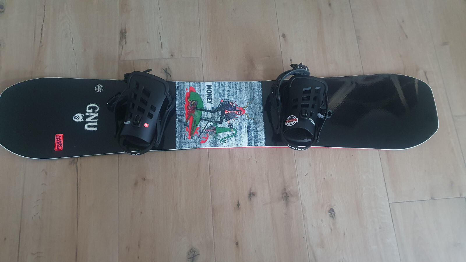 GNU Snowboard Money Winter 2022 und Union STR Snowboard-Bindung